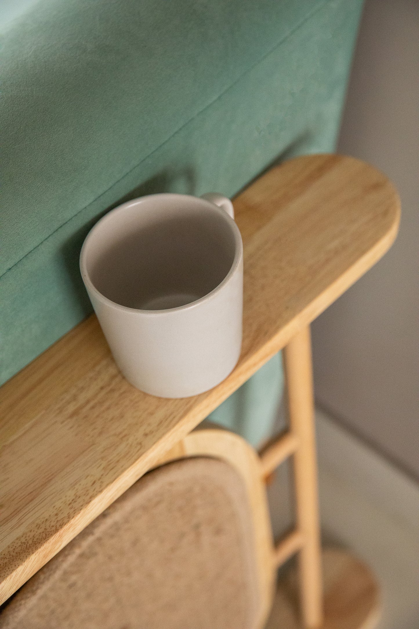 Claw-Rest | Sofa-End Table With Scratch Pad For Cats